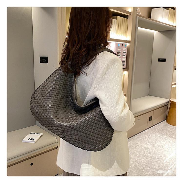Trendy Women's Braided Handbag with Spacious Stylish Design