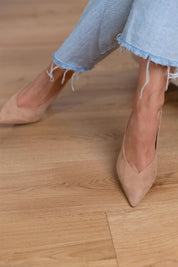 Eleganckie damskie czółenka typu slingback w kolorze nude z ostrym noskiem i obcasem