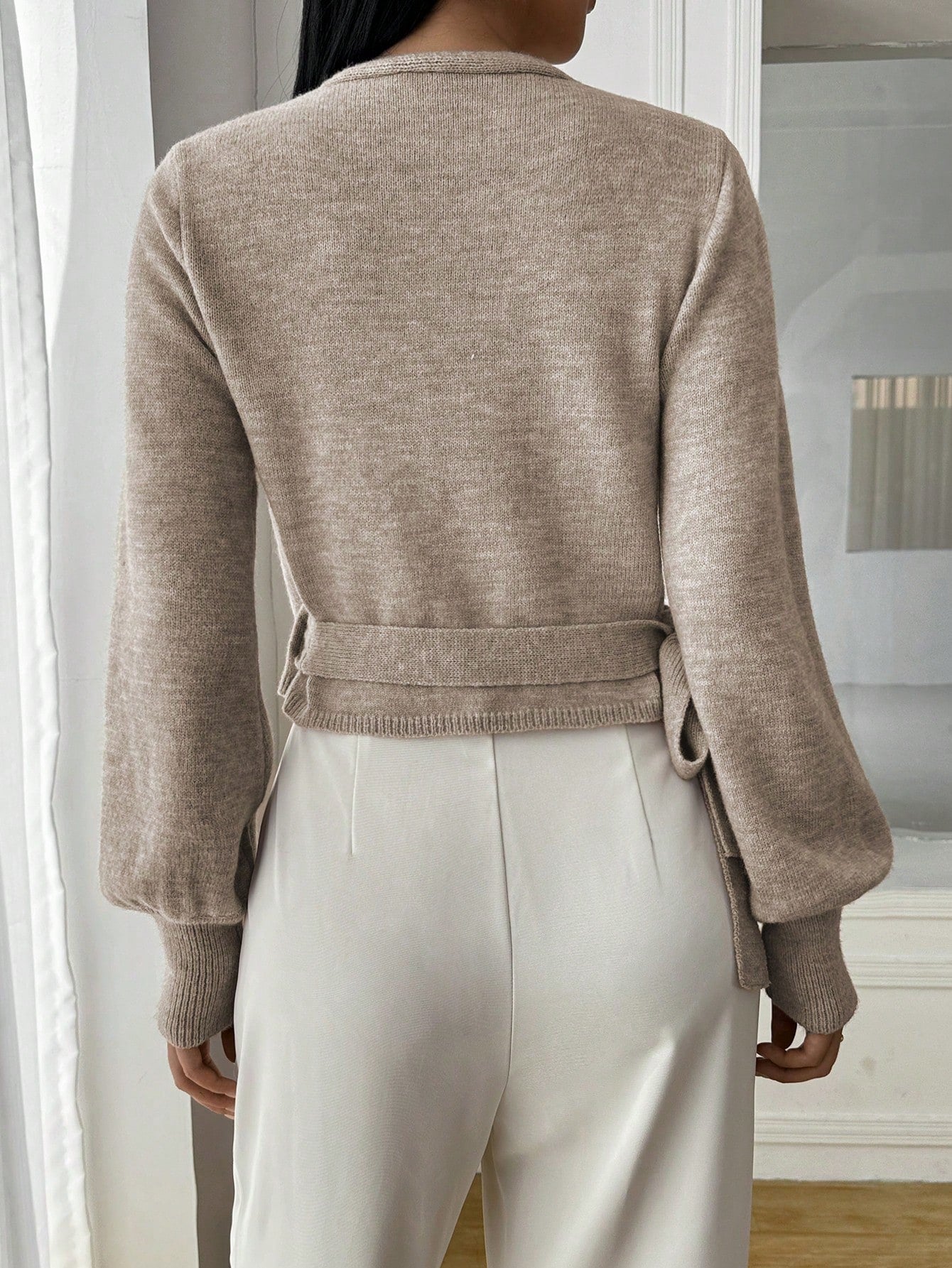 Stylowy dziany kopertowy crop top z dekoltem w serek i paskiem do wiązania