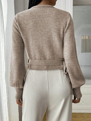 Stylowy dziany kopertowy crop top z dekoltem w serek i paskiem do wiązania