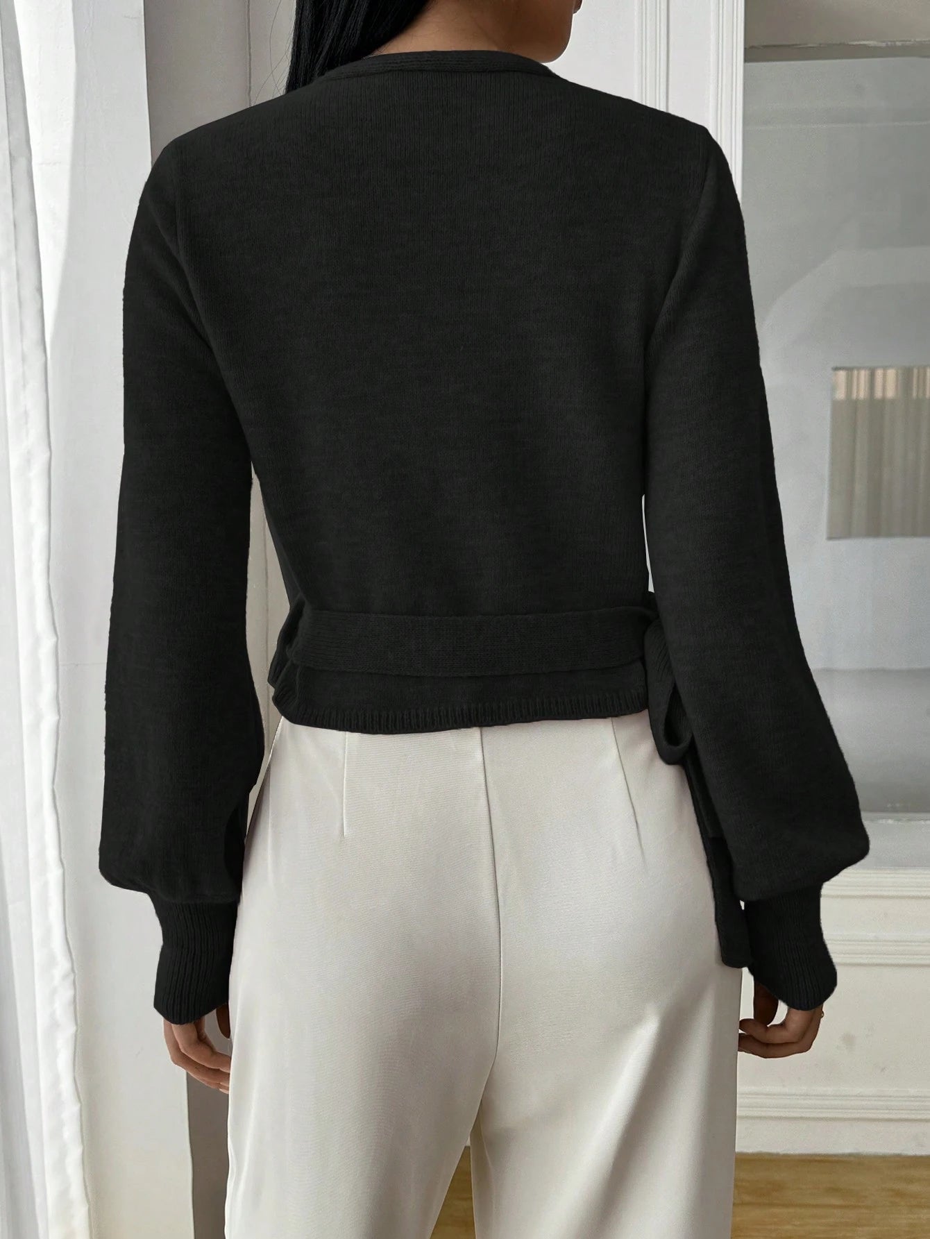 Stylowy dziany kopertowy crop top z dekoltem w serek i paskiem do wiązania