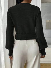 Stylowy dziany kopertowy crop top z dekoltem w serek i paskiem do wiązania