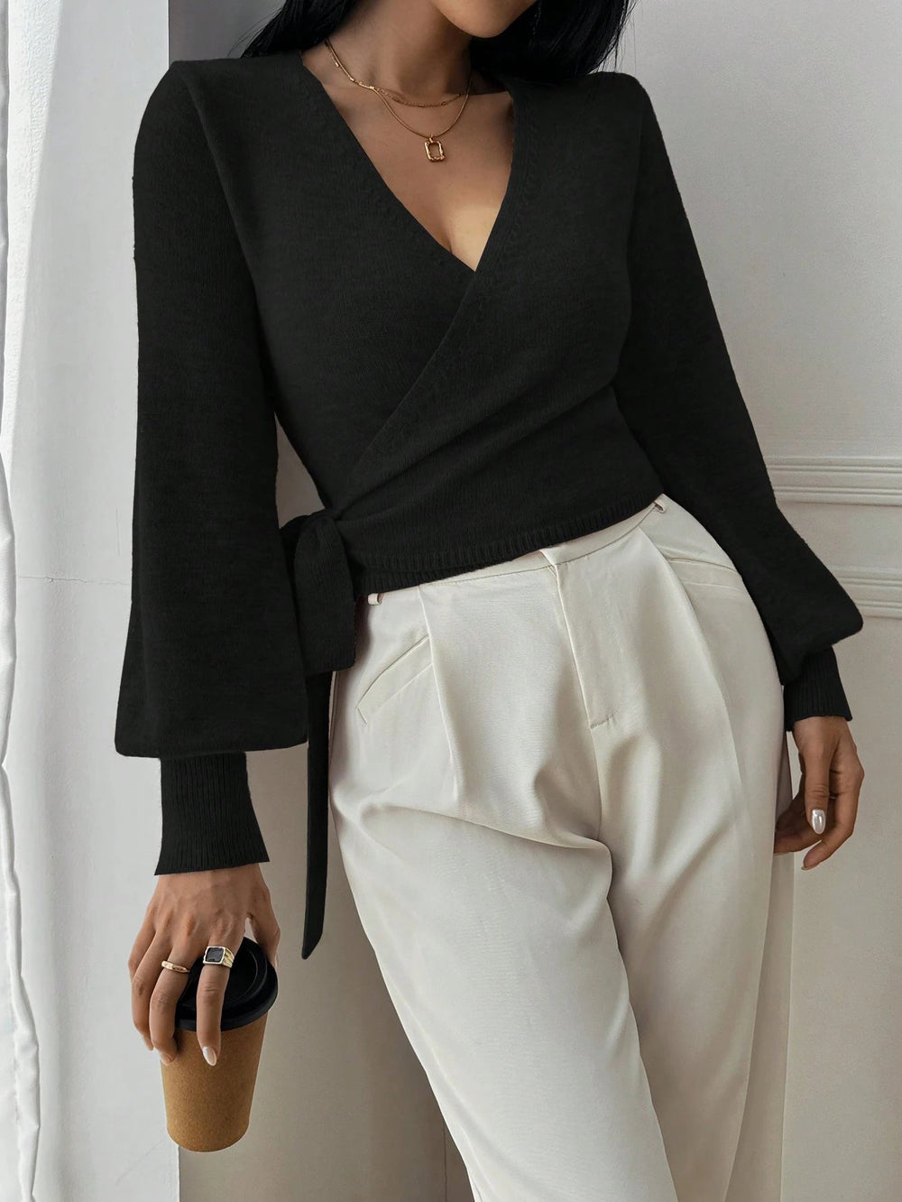 Stylowy dziany kopertowy crop top z dekoltem w serek i paskiem do wiązania