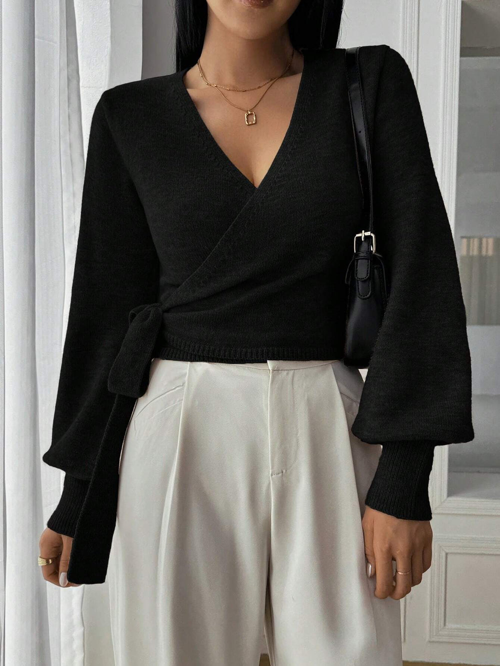 Stylowy dziany kopertowy crop top z dekoltem w serek i paskiem do wiązania