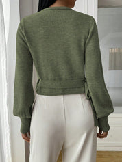 Stylowy dziany kopertowy crop top z dekoltem w serek i paskiem do wiązania