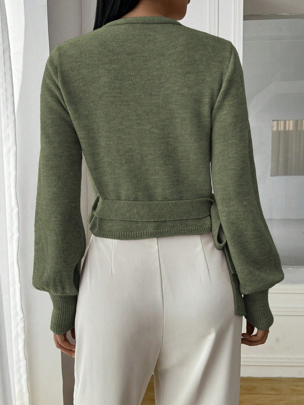 Stylowy dziany kopertowy crop top z dekoltem w serek i paskiem do wiązania