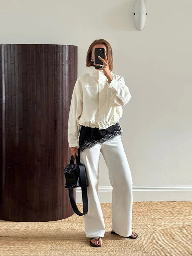 Damska lekka wiatrówka z wysokim kołnierzem i regulowanym sznurkiem