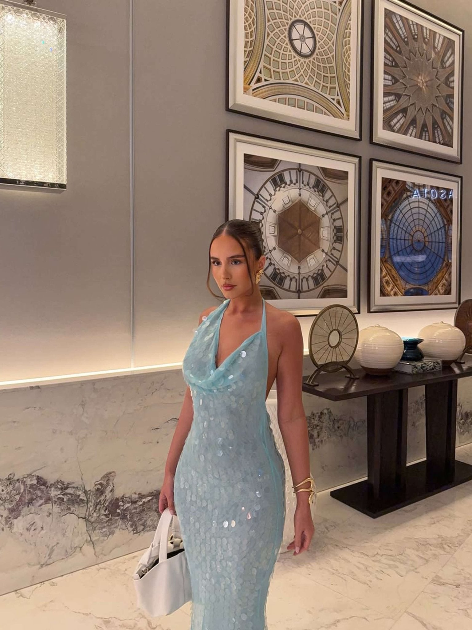 Robe de gala maxi bleue pailletée avec col halter et décolleté cascade