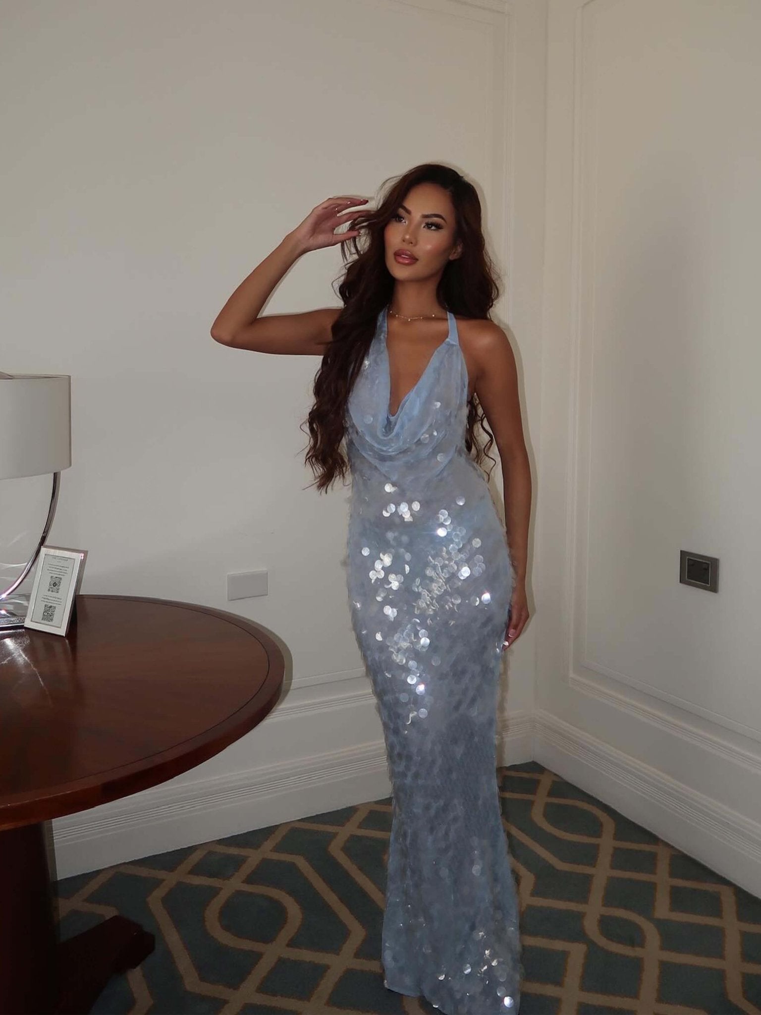 Robe de gala maxi bleue pailletée avec col halter et décolleté cascade