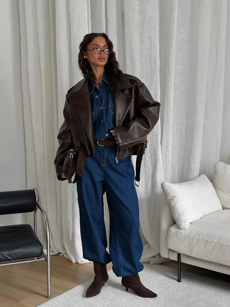 Krótka, klasyczna brązowa skórzana kurtka damska typu biker z zamkami i paskiem