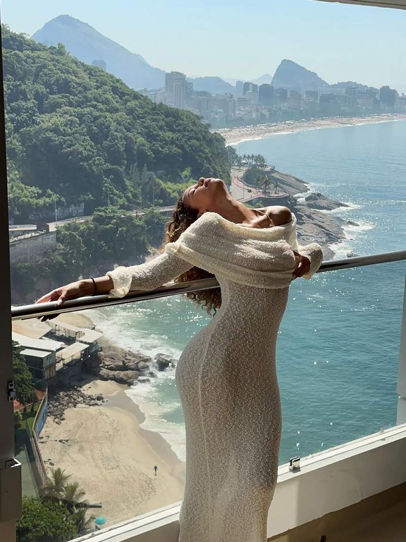 Robe maxi épaules dénudées tricotée à manches longues