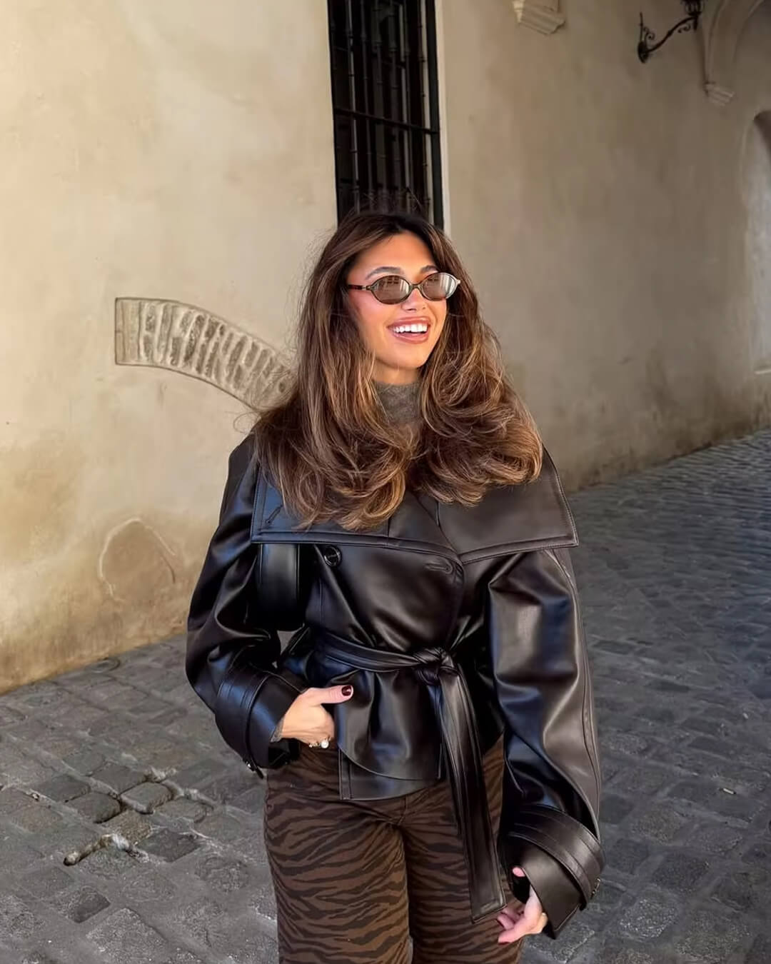 Dames Lerenjas Kort Model met Brede Reverskraag en Tailleriem