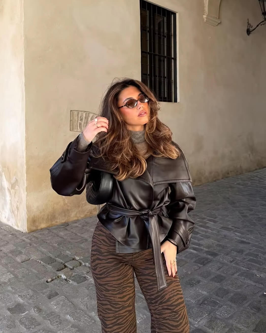 Dames Lerenjas Kort Model met Brede Reverskraag en Tailleriem