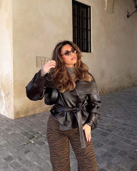 Dames Lerenjas Kort Model met Brede Reverskraag en Tailleriem