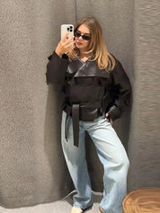 Krótka damska skórzana kurtka z szerokim kołnierzem z klapami i paskiem w talii