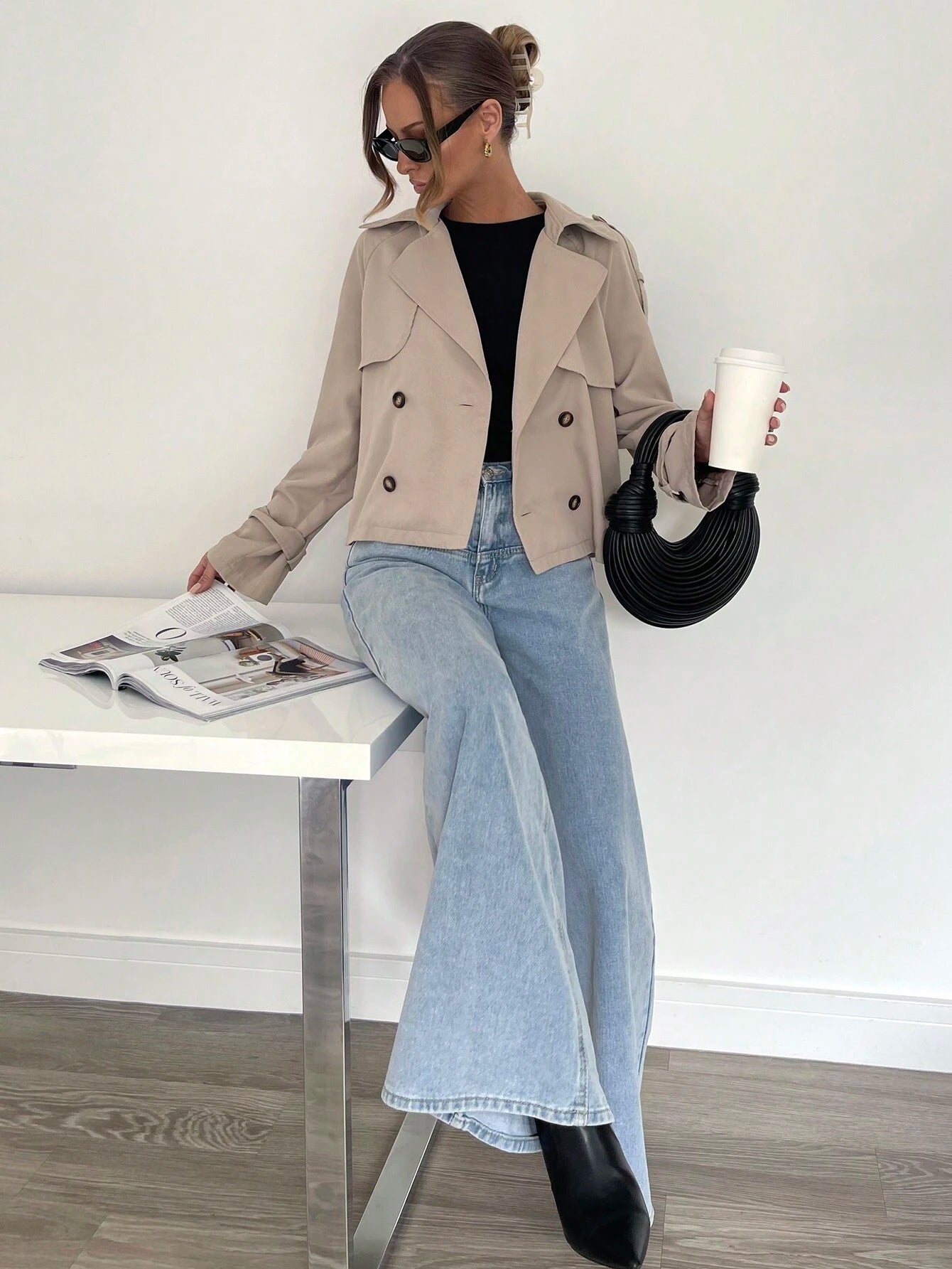 Beige Trenchcoat Dames Kort Klassiek met Ceintuur en Knoopsluiting