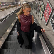 Stylowy damski skórzany top bez rękawów z wysokim kołnierzem